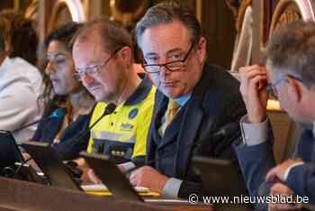 Gemeenteraad na stilgelegde stadsderby: “Je kan niet geloven hoe fanatiek sommige supporters zijn in het binnensmokkelen van vuurpijlen”