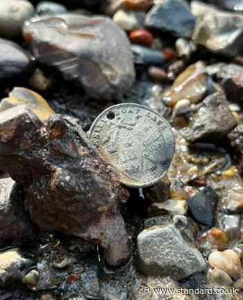 Mudlarks find Boat Race medal from 1872 in River Thames