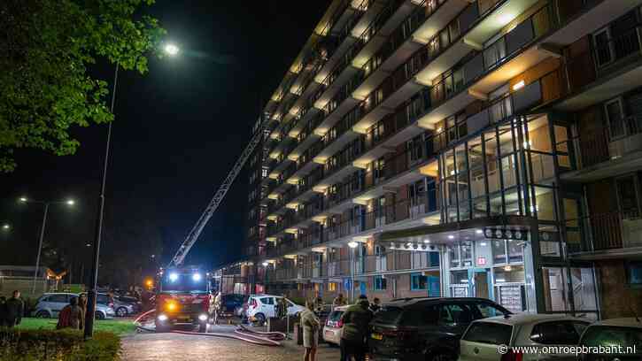 Brand in appartement op achtste verdieping, vrouw van balkon gered