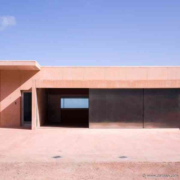 Álvaro Siza steps orange-hued concrete home into sloped site in Barcelona