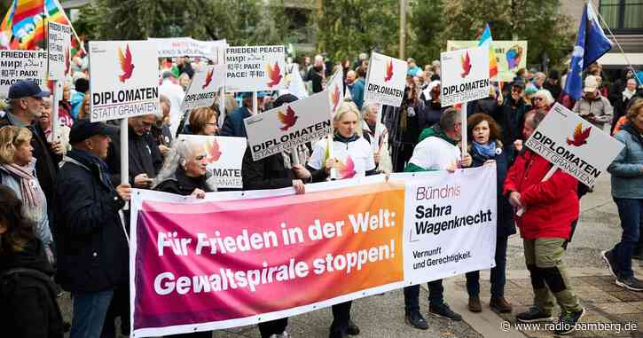 «Nie wieder Krieg» – Demonstranten ziehen durch Berlin