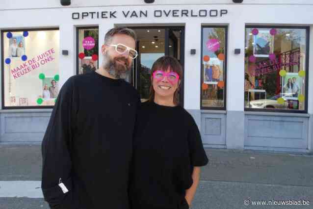 Politici met kleurrijke brillen sieren etalage van opticiens Peter en Inge: “Over de partijgrenzen heen gaan voor een kleurrijk Sint-Niklaas”