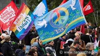 Berlin: Tausende protestieren gegen Waffenlieferungen und US-Raketen