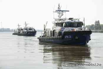 Hulpdiensten en politieboot rukken uit voor ‘supper’ in nood naast plank... maar die valt compleet uit de lucht