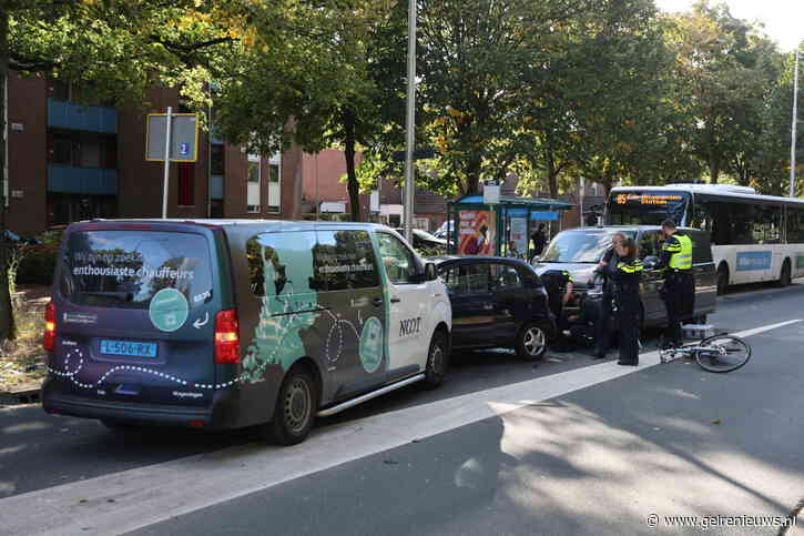 Veel schade na botsing tussen drie voertuigen en een fietser