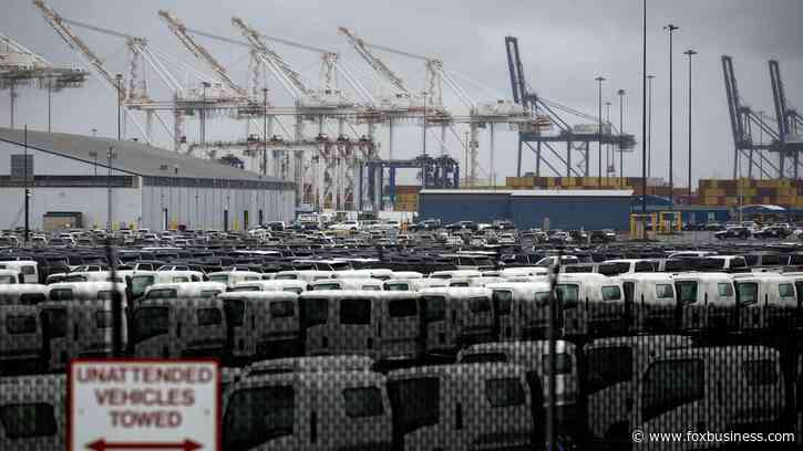 Dockworkers' union reaches tentative agreement, will suspend port strike until January