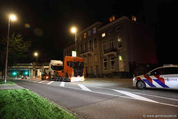 Vrachtwagen botst tegen spoorviaduct in Arnhem