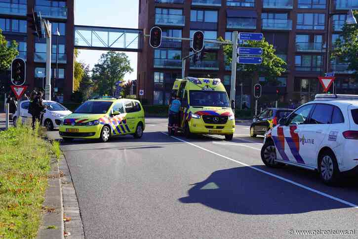 Fietser raakt gewond bij botsing met auto op kruising in Apeldoorn