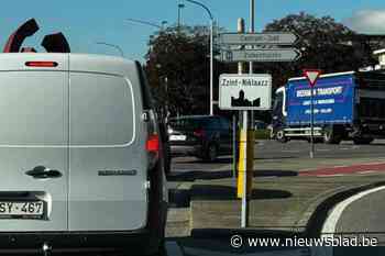 Welkom in “Zzint-Niklaazz”: mysterieus verkeersbord duikt op aan rotonde zwembad