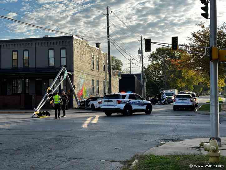 Crash takes out pole south of downtown Fort Wayne