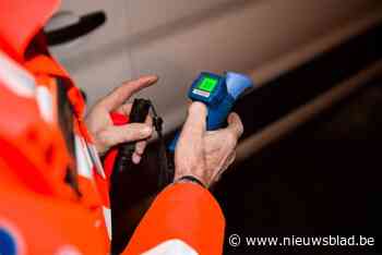 Man rijdt met glas te veel op tegen omheining en vlucht over treinsporen: boete en rijverbod