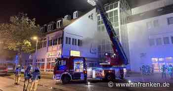 Hotelküche in Bamberg in Flammen - Feuerwehr mit Großaufgebot vor Ort