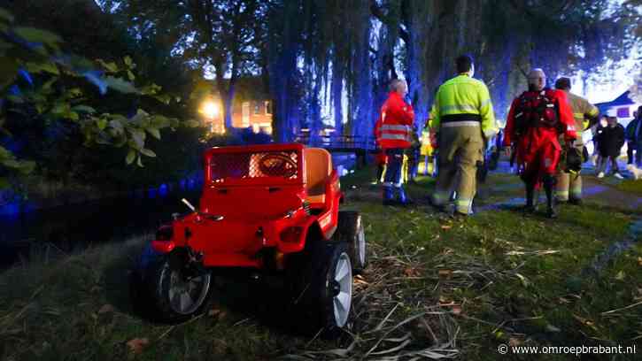 Brandweer rukt groots uit voor auto in water, maar blijkt speelgoedautootje