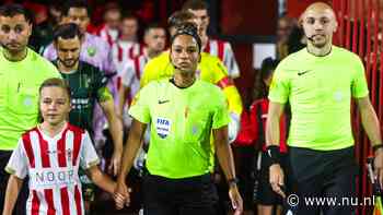 In beeld | Shukrula fluit als eerste vrouw ooit in Nederlands betaald voetbal