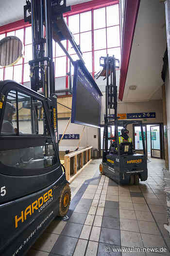 Tafeln mit den Fahrplandaten abmontiert - jetzt ist die Bahnhofshalle tatsächlich außer Betrieb