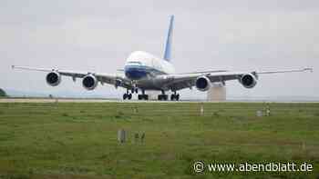 Touchdown: Global Airlines landete mit ihrem A380 an der Elbe