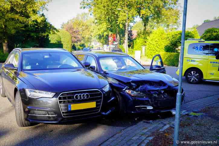 Twee auto’s botsen op kruising, geen gewonden