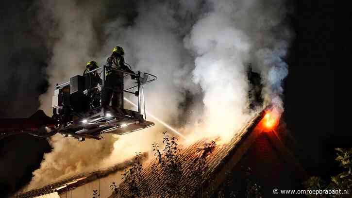 Brand in dak huis houdt brandweer Etten-Leur twee dagen bezig