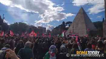 Corteo non autorizzato per la Palestina, duemila attivisti in piazza. 19 persone portate in questura