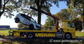 Auto's ongeluk Heelweg total loss en afgevoerd, politie helpt met opruimen van wrakstukken