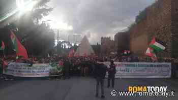 Corteo non autorizzato per la Palestina, migliaia di attivisti in piazza. 19 persone portate in questura