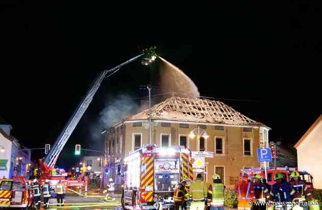 FW LK Neunkirchen: Brand eines leerstehenden Hotel-Restaurants in der Hauptstraße