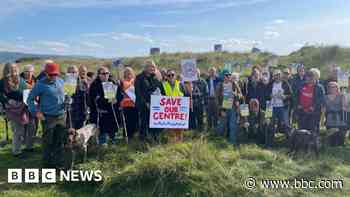 Hundreds protest over future of visitor centre