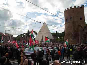 Inni ad Hamas e cori antisemiti. I pro Pal incendiano la piazza