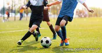 Trainer haalt spelertjes van het veld als zijn zoon een schop krijgt: voetbalwedstrijd met kinderen van 11 jaar gestaakt