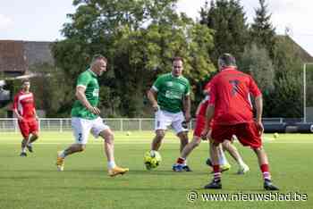 Kunstgrasveld geopend met voetbalwedstrijd: gemeente wint van clubbestuur