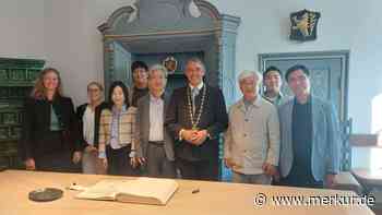 Weißwurst-Frühstück und Besuch des Stadtmuseums: Hochrangiger Besuch aus Südkorea zu Gast in Bad Tölz