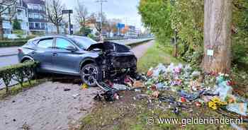 Precies op de plek waar Wesley, Leos en Ahmet om het leven kwamen, botst opnieuw een auto tegen dé boom