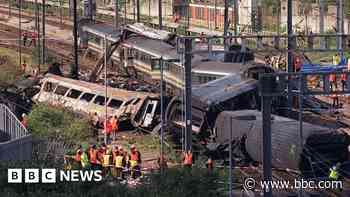 Service marks Ladbroke Grove crash 25 years on