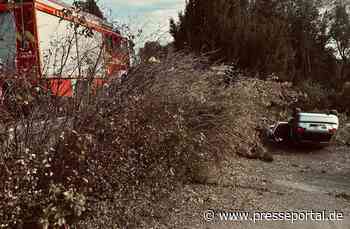 FW-DT: Alleinunfall auf der Paderborner Straße - Auto bleibt auf Dach liegen