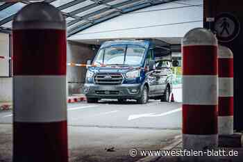 Transporter steckt nach Poller-Unfall weiter in Parkhaus-Einfahrt fest