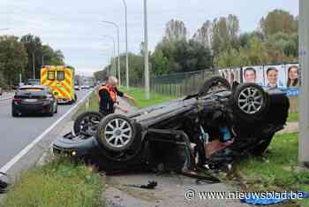 Auto tegen paal en over de kop op Rijksweg in Dilsen: twee gewonden