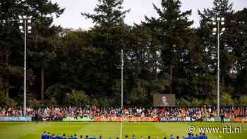 Oranje herdenkt overleden Neeskens voor training in Zeist