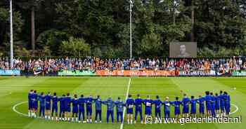 Oranje herdenkt Johan Neeskens voor training in Zeist