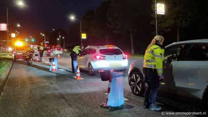 Motorrijder scheurt over straat omdat hij hoge nood heeft