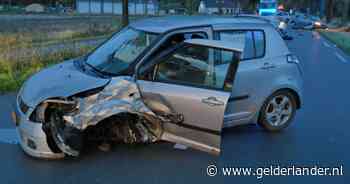 Brokstukken verspreid over de weg na botsing tussen twee auto’s: N264 afgesloten