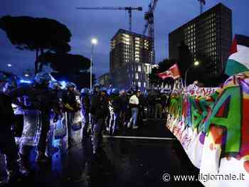 Corteo pro-Palestina, ferito un giornalista dal lancio di una bottiglia