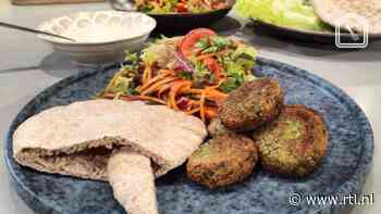 Falafel van tuinbonen met een snelle sesamsaus en een frisse salade