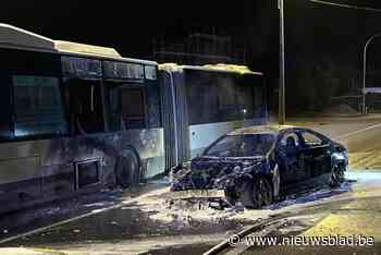 Man knalt vol over vluchtheuvel: Mercedes brandt volledig uit, ook bus loopt brandschade op