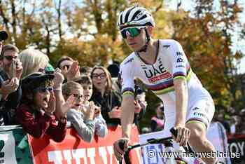 VIDEO. Een voorteken? Tadej Pogacar gaat Mathieu van der Poel achterna en betwist Ronde van Lombardije in witte broek