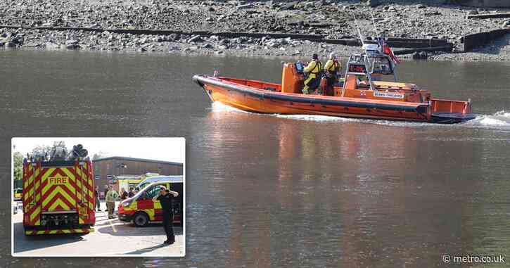 Man missing after boat capsizes in River Thames