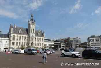 Fietser botst tegen openzwaaiend portier op Grote Markt