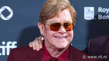 Elton John draagt oude knieschijf als ketting bij filmpremière Never Too Late