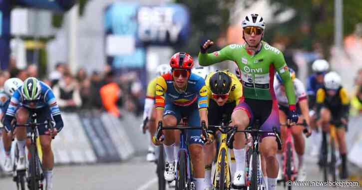 Wiebes voltooit hattrick in Simac Ladies Tour, maar ziet ploeggenote en wereldkampioene Kopecky hard vallen