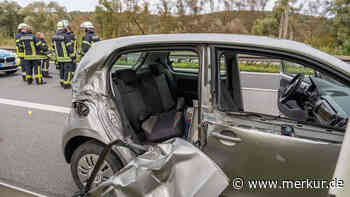 Auto prallt gegen Lkw auf Standstreifen: Zwei Kinder schwer verletzt – Bub in Klinik verstorben