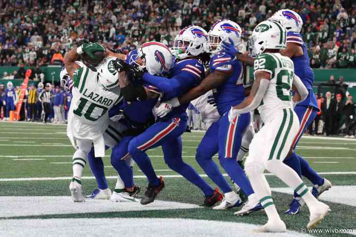 Jets' Aaron Rodgers throws a 52-yard Hail Mary to Allen Lazard to end the first half vs. Bills